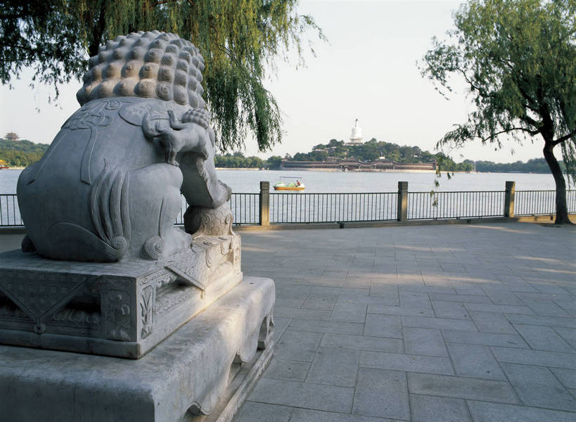 摄影师,公园,栏杆,横图,彩色,照片,室外,白天,旅游,湖,水,植物,标志建筑,地标,建筑,雕塑,北海公园,中国,光线,湖面,水面,建筑群,古典,历史,建设,古建筑,东方,树木,风景,阳光,湖水,天,摄影,晴天,水域,近景,摄像师,bj174