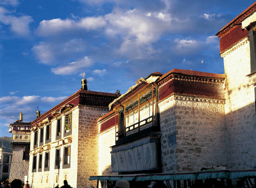 摄影师,横图,彩色,照片,室外,白天,旅游,建筑,中国,民俗,光线,乌云,乡村,云,云朵,云彩,文化,西藏,东方,少数民族,民族,蓝天,阳光,村庄,天,摄影,近景,摄像师,大昭寺,房子,bj174