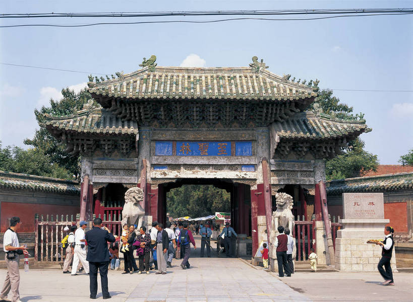 摄影师,横图,彩色,照片,室外,白天,旅游,名胜古迹,植物,标志建筑,地标,建筑,中国,行人,游客,游人,古老,遗迹,光线,牌匾,古城,建筑群,牌坊,牌楼,古典,古迹,历史,文化,建设,古建筑,路人,旅客,遗址,东方,树木,名胜,风景,蓝天,阳光,天,概念,远景,摄影,晴天,摄像师,旧址,过客,孔林,bj174