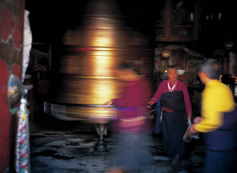 摄影师,寺庙,横图,彩色,照片,室内,特写,旅游,名胜古迹,标志建筑,地标,建筑,中国,行人,游客,游人,遗迹,民俗,建筑群,寺院,古典,古迹,历史,文化,建设,传统,古建筑,西藏,路人,旅客,佛塔,遗址,东方,少数民族,民族,名胜,风景,摄影,宗教,近景,摄像师,旧址,大昭寺,过客,bj174