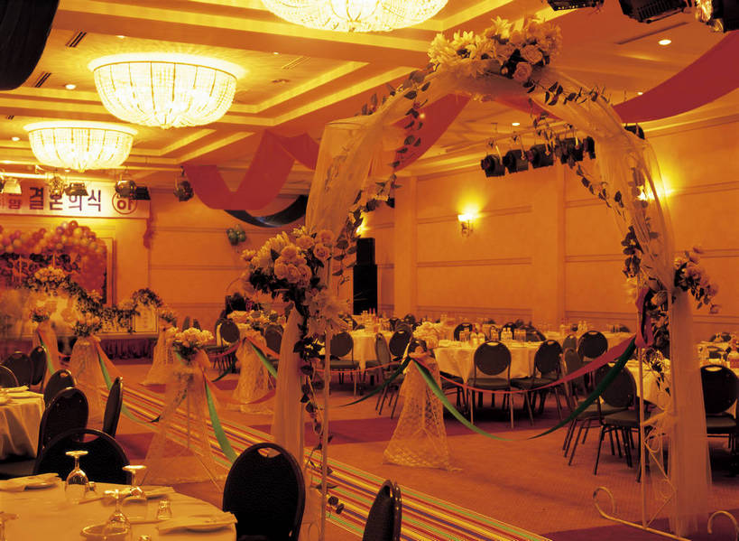 摄影师,横图,彩色,照片,室内,婚礼,快乐,桌子,酒店,椅子,庆祝,装饰,民俗,灯光,豪华,结婚,少数民族,民族,灯,花束,喜庆,颜色,摄影,纪念,酒会,仪式,近景,婚庆,暖色调,摄像师,高兴,饭店,bj174