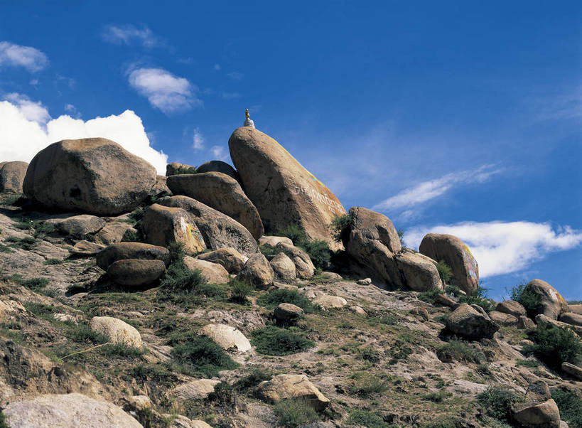 摄影师,横图,彩色,照片,室外,旅游,石头,山,中国,光线,云,云朵,云彩,西藏,东方,风景,蓝天,阳光,自然,天,摄影,大自然,近景,自然风光,自然现象,摄像师,地貌,玛尼石,哲蚌寺,bj174