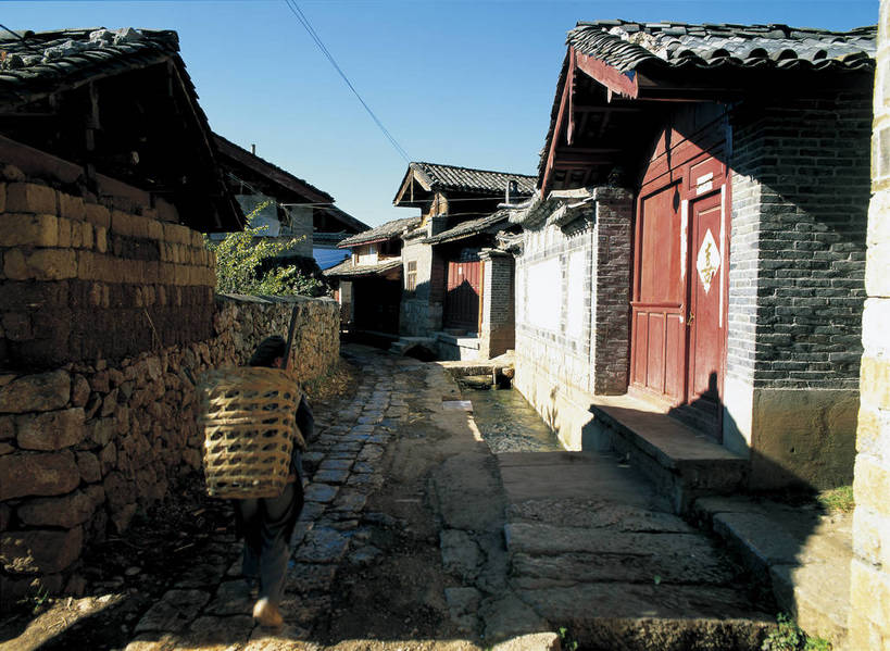 摄影师,横图,彩色,照片,室外,旅游,丽江,中国,光线,乡村,云南,东方,古镇,风景,蓝天,阳光,村庄,天,摄影,乡间小路,近景,摄像师,房子,束河,bj174