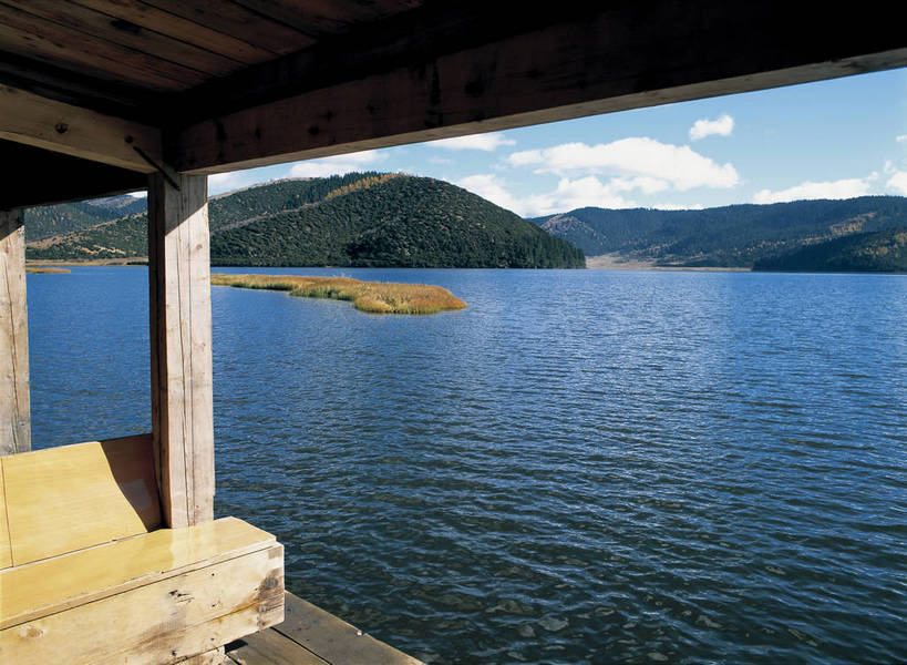 摄影师,横图,彩色,照片,室外,旅游,湖,山,水,香格里拉,中国,湖面,景点,山川,水面,云,云朵,青山,云彩,云南,东方,风景,蓝天,自然,天,摄影,大自然,水域,近景,自然风光,自然现象,摄像师,属都湖,bj174