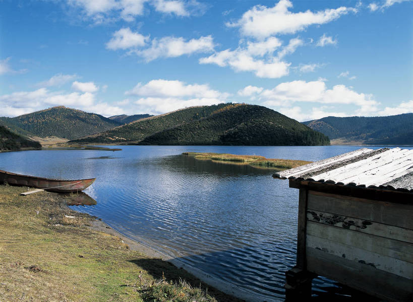 摄影师,横图,彩色,照片,室外,旅游,湖,山,水,植物,香格里拉,中国,光线,湖岸,湖面,山川,水面,云,云朵,云彩,云南,东方,草,风景,蓝天,阳光,自然,天,远景,摄影,大自然,水域,自然风光,自然现象,摄像师,属都湖,bj174