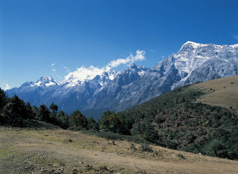摄影师,横图,彩色,照片,室外,旅游,山,雪山,植物,丽江,中国,光线,山川,云,云朵,云彩,云南,东方,草,树木,玉龙雪山,风景,蓝天,阳光,自然,天,远景,摄影,大自然,自然风光,自然现象,摄像师,地貌,bj174