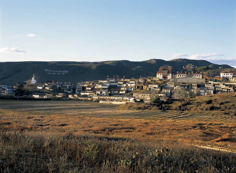 摄影师,寺庙,横图,彩色,照片,室外,白天,旅游,名胜古迹,山,植物,标志建筑,地标,建筑,香格里拉,中国,遗迹,光线,山川,云,云朵,建筑群,寺院,古典,云彩,古迹,历史,建设,古建筑,云南,佛塔,遗址,东方,草,名胜,风景,蓝天,阳光,天,远景,摄影,宗教,晴天,摄像师,松赞林寺,旧址,广角,bj174