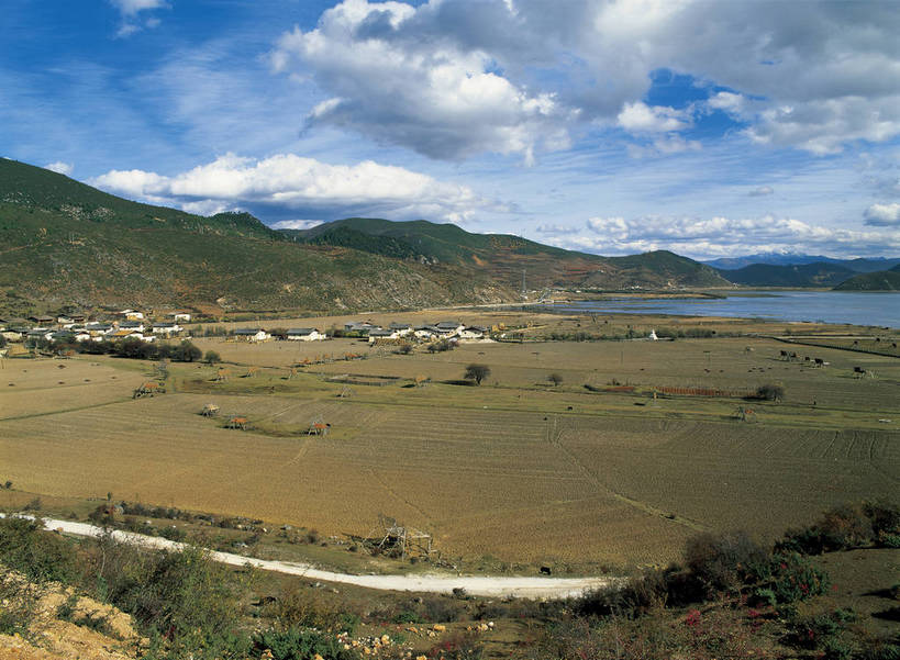 摄影师,横图,俯视,彩色,照片,室外,白天,旅游,草原,山,水,植物,香格里拉,中国,山川,水面,云,云朵,海平面,云彩,云南,东方,草,树木,风景,蓝天,自然,平原,天,概念,广阔,远景,摄影,大自然,空旷,水域,自然风光,摄像师,那帕海,大海,海,高角度拍摄,广角,bj174