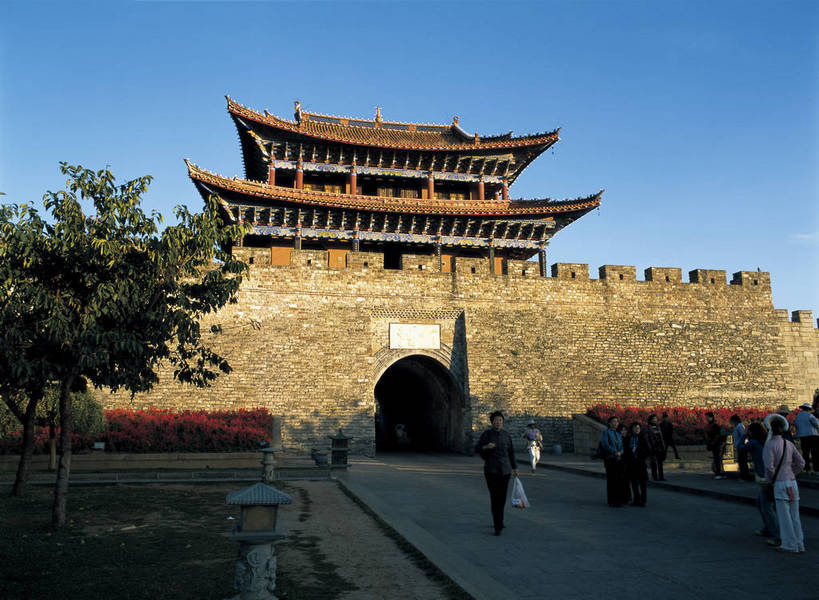 摄影师,横图,彩色,照片,室外,白天,旅游,名胜古迹,植物,门,标志建筑,道路,地标,建筑,大理,中国,亚洲,行人,游客,游人,古老,遗迹,壮观,光线,大门,建筑群,古典,古迹,历史,文化,城门,建设,古建筑,云南,路人,旅客,遗址,东方,草,树木,名胜,风景,蓝天,阳光,天,概念,远景,摄影,城楼,晴天,花草,东亚,摄像师,旧址,云南省,中华人民共和国,西南地区,滇,大理州,大理白族自治州,过客,bj174