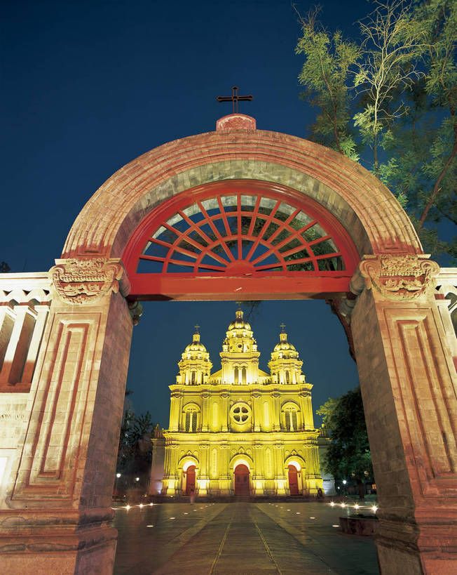 摄影师,竖图,彩色,照片,室外,夜晚,旅游,植物,门,城市,建筑,霓虹灯,北京,中国,亚洲,灯光,首都,东方,树木,风景,黄昏,王府井,摄影,近景,东亚,摄像师,中华人民共和国,东城区,北京市,京,北平,华北地区,王府井大街,东堂,王府井天主堂,标志性建筑,东城,bj174