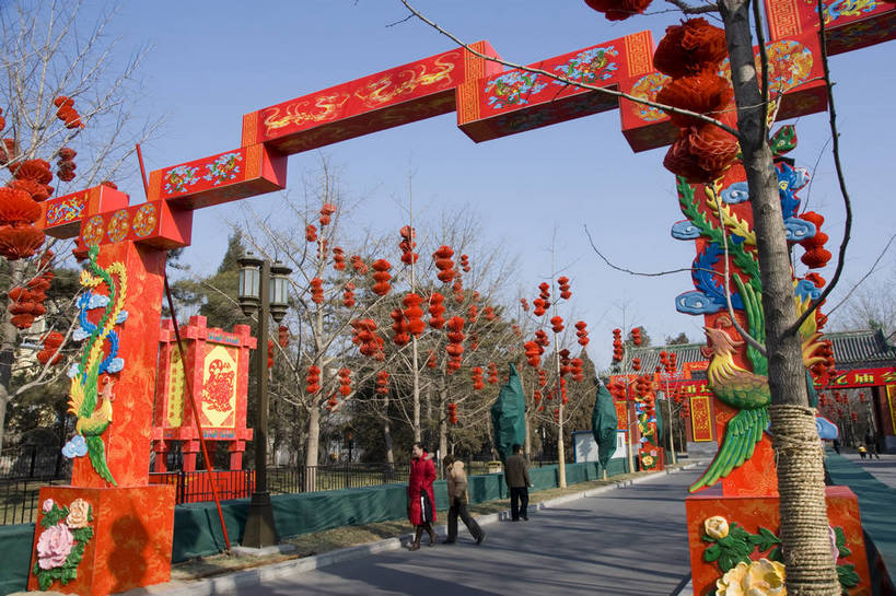 摄影师,横图,彩色,室外,白天,北京,中国,春节,亚洲,行人,游人,节日,庆祝,民俗,大门,冬季,庙会,文化,传统,东方,蓝天,庆典,喜庆,晴朗,晴天,纪念,文明,近景,中国文化,摄像师,地坛,bj174