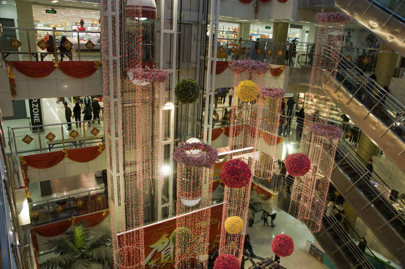 摄影师,商店,横图,俯视,彩色,室内,白天,购物,旅游,消费,超市,城市,商场,北京,中国,亚洲,行人,繁华,灯饰,首都,娱乐,大厅,大堂,东方,金融,百货,热闹,华丽,近景,选购,贸易,百货公司,东亚,摄像师,中华人民共和国,北京市,京,北平,华北地区,血拼,房山区,繁荣,高角度拍摄,商业,购物商场,购物中心,商业中心,房山,良乡,良乡镇,bj174