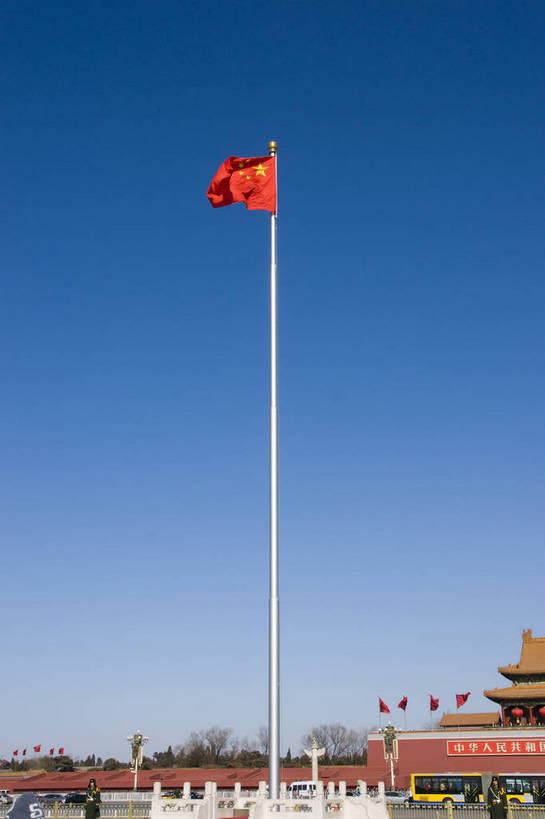 摄影师,竖图,彩色,室外,白天,仰视,城市,国旗,天安门广场,中国,亚洲,历史,文化,东方,风景,蓝天,天,卫士,晴朗,近景,政治,摄像师,爱国主义,尊严,自豪,bj174