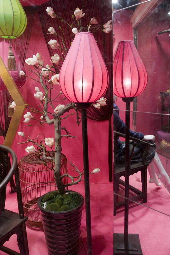 无人,摄影师,竖图,彩色,室内,时尚,复古,消费,橱窗,商场,北京,中国,春节,亚洲,节日,商品,粉红色,古典,浪漫,东方,落地灯,展示,华丽,近景,中国文化,摄像师,品位,花枝,浮夸,bj174