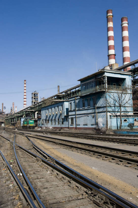 无人,摄影师,竖图,彩色,室外,白天,北京,中国,亚洲,钢铁,轨道,铁轨,东方,蓝天,安静,工业,设施,晴朗,晴天,厂房,资源,企业,近景,摄像师,首钢,bj174