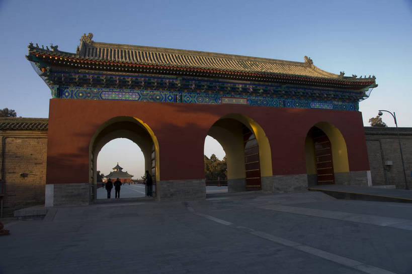 摄影师,天坛,横图,彩色,室外,白天,仰视,旅游,标志建筑,城市,地标,建筑,北京,中国,亚洲,行人,游人,古老,大门,冬季,建筑群,古典,文化,建设,古建筑,东方,风景,晴天,园林,宁静,雄伟,文明,近景,摄像师,皇家园林,bj174