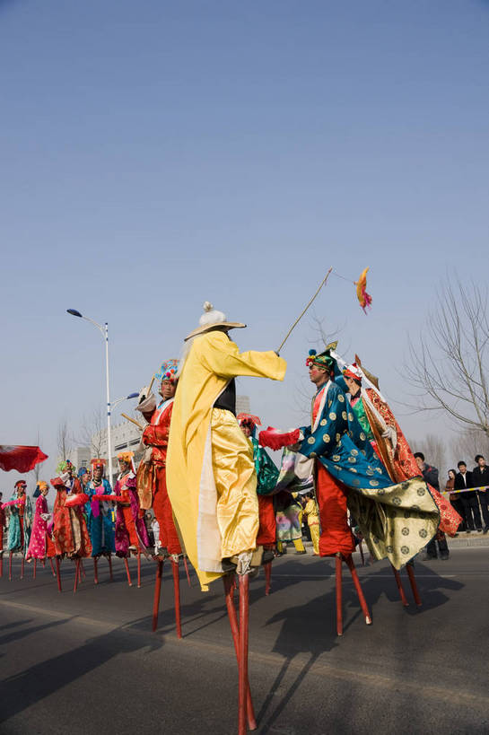 东方人,摄影师,竖图,室外,白天,戏服,旅游,街道,北京,中国,元宵节,亚洲,表演,风俗,节日,庆祝,民俗,首都,黄种人,文化,传统,东方,民族,蓝天,阳光,一群人,庆典,喜庆,精神,热闹,晴天,欢快,纪念,近景,中国文化,京剧,东亚,摄像师,踩高跷,戏曲,中华人民共和国,北京市,京,北平,华北地区,延庆县,制度,亚洲人,高兴,bj174