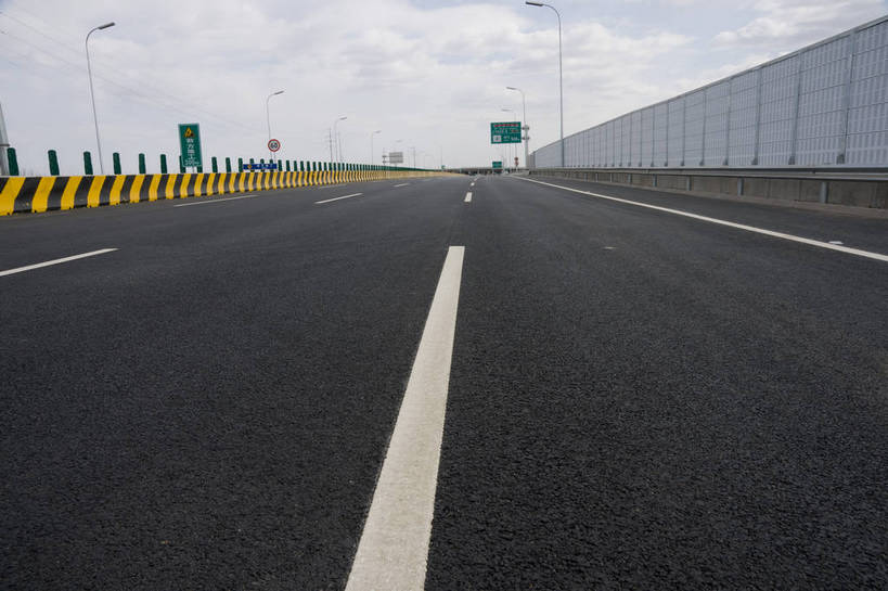 无人,摄影师,横图,彩色,室外,白天,城市,高速公路,建筑,指示牌,公路,北京,中国,亚洲,交通,云层,建设,东方,天,路面,宽阔,近景,交通标志,摄像师,bj174