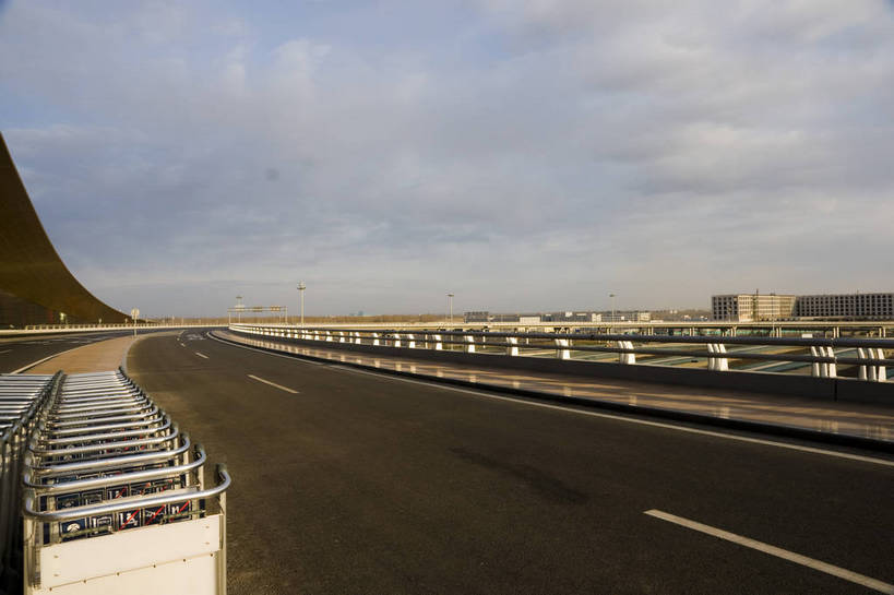 无人,摄影师,机场,横图,彩色,室外,白天,航天,科技,北京,中国,亚洲,跑道,首都,东方,现代化,白云,蓝天,阳光,行李架,摄影,晴天,宽阔,近景,东亚,摄像师,中华人民共和国,北京市,京,北平,华北地区,北京首都国际机场,首都国际机场,首都机场,旅行,标志性建筑,北京首都国际机场3号航站楼,北京首都国际机场T3航站楼,北京机场,bj174