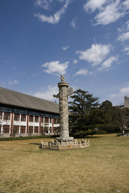 无人,摄影师,学校,竖图,彩色,室外,白天,仰视,草坪,建筑,北京,中国,亚洲,古老,古典,教育,历史,文化,华表,校园,东方,树木,白云,蓝天,阳光,摄影,晴天,宁静,文明,古朴,摄像师,高等学府,祥和,旅行,大学,北京大学,bj174