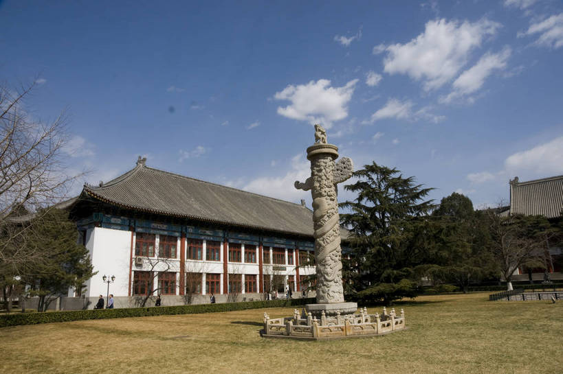 无人,摄影师,学校,横图,彩色,室外,白天,仰视,草坪,建筑,北京,中国,亚洲,古老,古典,教育,历史,文化,华表,校园,东方,树木,白云,蓝天,阳光,摄影,晴天,宁静,文明,古朴,摄像师,高等学府,祥和,旅行,大学,北京大学,bj174