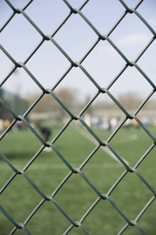 人群,学生,摄影师,学校,运动场,竖图,彩色,室外,白天,运动,草坪,北京,中国,亚洲,模糊,围栏,铁丝网,教育,历史,文化,校园,东方,现代化,蓝天,阳光,摄影,晴天,文明,摄像师,高等学府,体育,健身,旅行,大学,北京大学,bj174