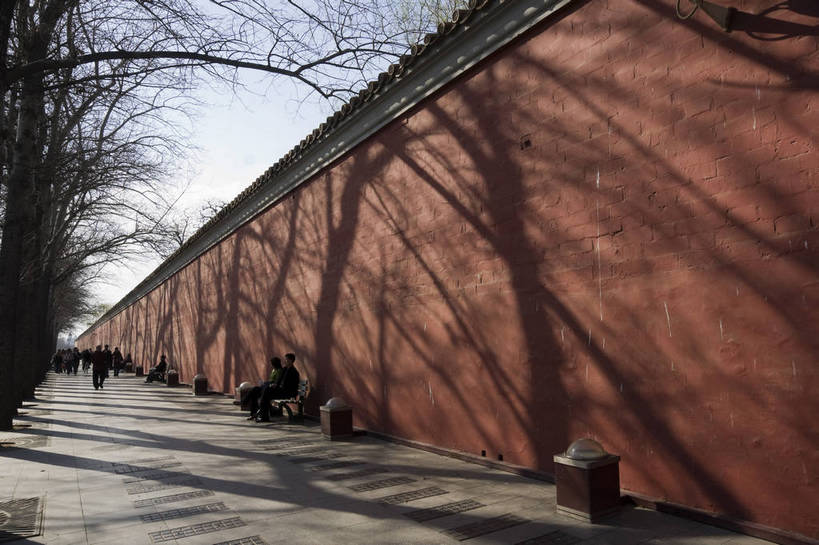 摄影师,横图,彩色,室外,白天,道路,建筑,北京,中国,亚洲,行人,游人,古老,围墙,大街,首都,古迹,历史,文化,树木,名胜,风景,蓝天,阳光,晴天,文明,东亚,摄像师,中华人民共和国,东城区,北京市,京,北平,华北地区,幽静,房子,东城,北池子大街,bj174