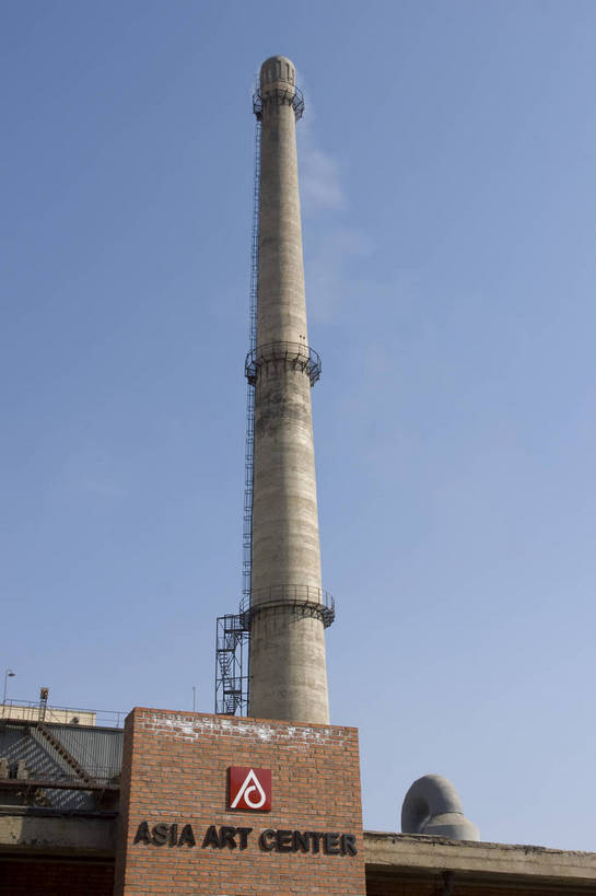 无人,摄影师,工厂,竖图,彩色,室外,白天,仰视,烟囱,水,建筑,北京,中国,亚洲,蓝天,阳光,烟,工业,晴天,摄像师,幽静,bj174