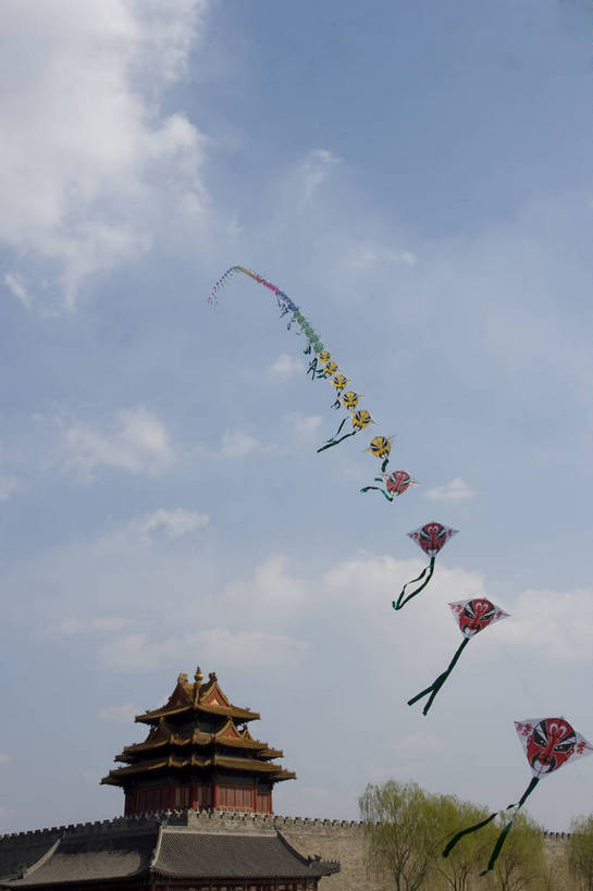 无人,摄影师,故宫,宫殿,竖图,彩色,室外,白天,旅游,建筑,北京,中国,亚洲,古老,壮观,古迹,历史,文化,文物,角楼,遗址,东方,名胜,白云,风景,蓝天,阳光,风筝,晴天,雄伟,文明,摄像师,世界文化遗产,幽静,bj174