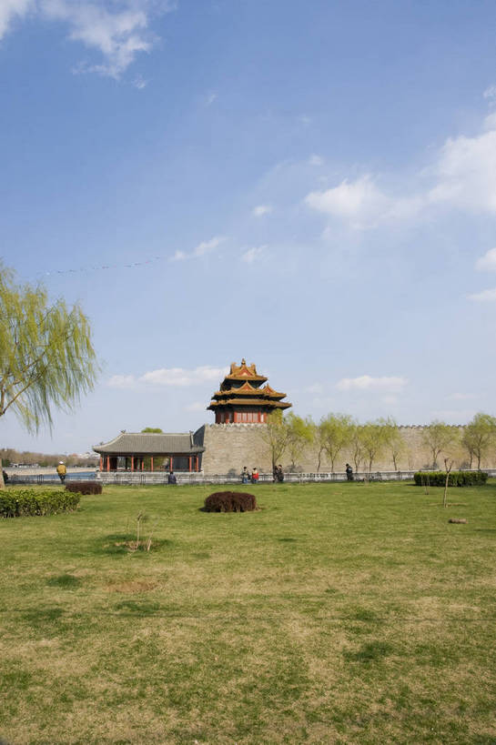 摄影师,故宫,宫殿,竖图,彩色,室外,白天,旅游,建筑,北京,中国,亚洲,游人,古老,壮观,古迹,历史,文化,文物,角楼,遗址,东方,名胜,白云,风景,蓝天,阳光,绿地,晴天,雄伟,文明,摄像师,世界文化遗产,幽静,bj174