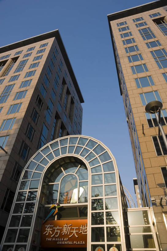 无人,摄影师,竖图,彩色,室外,白天,仰视,购物,城市,商场,北京,中国,亚洲,楼房,商业街,东方,现代化,蓝天,阳光,王府井,摄影,晴天,整洁,摄像师,旅行,商业,高层建筑,东方广场,bj174