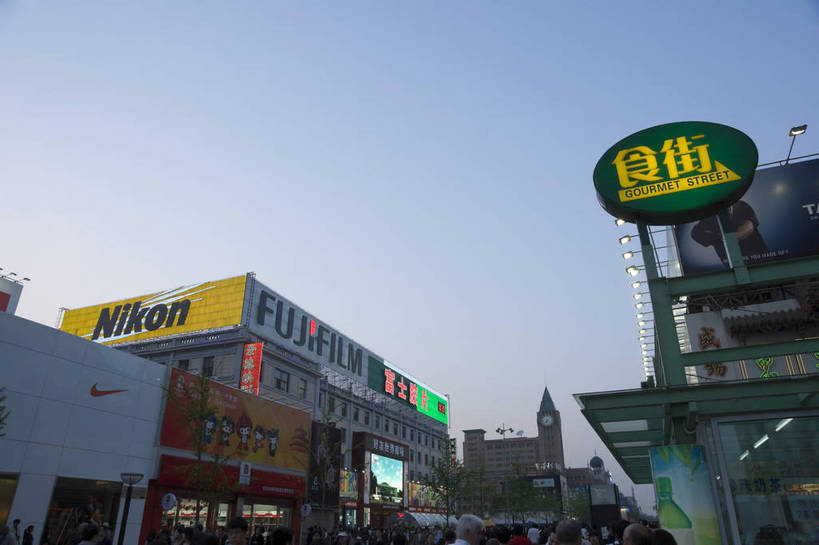 人群,摄影师,横图,彩色,室外,仰视,购物,消费,步行街,城市,路灯,商场,北京,中国,亚洲,许多,行人,繁华,广告牌,很多,楼房,商业街,顾客,东方,现代化,蓝天,王府井,摄影,热闹,专卖店,摄像师,旅行,商业,傍晚,店铺,购物中心,bj174