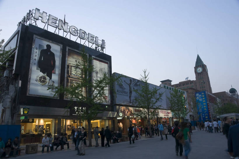 人群,摄影师,横图,彩色,室外,仰视,购物,消费,步行街,城市,商场,北京,中国,亚洲,许多,行人,繁华,广告牌,很多,商业街,顾客,东方,树木,现代化,蓝天,王府井,摄影,热闹,专卖店,摄像师,旅行,商业,傍晚,店铺,购物中心,bj174