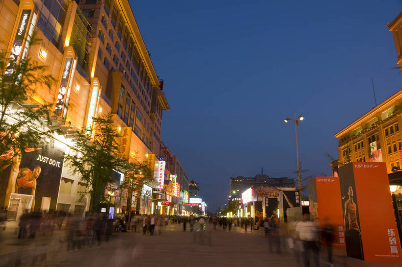 人群,摄影师,横图,彩色,室外,仰视,购物,消费,步行街,城市,路灯,霓虹灯,商场,夜景,北京,中国,亚洲,行人,繁华,广告牌,楼房,商业街,顾客,东方,树木,现代化,蓝天,王府井,摄影,热闹,摄像师,灯火辉煌,旅行,商业,高层建筑,购物中心,bj174