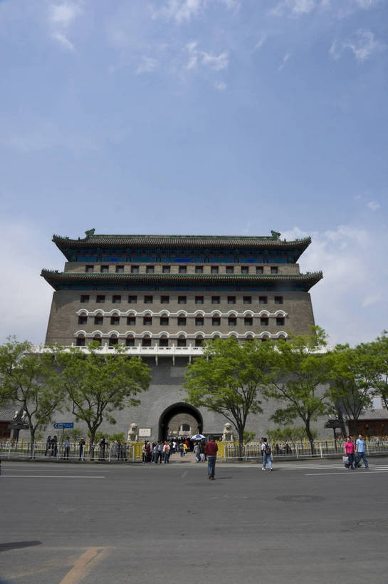 摄影师,竖图,彩色,室外,白天,旅游,建筑,街道,北京,中国,亚洲,游人,古老,壮观,古迹,文化,城门,古建筑,东方,树,名胜,风景,蓝天,阳光,城楼,晴天,宁静,雄伟,安宁,文明,前门,摄像师,气势,旅行,正阳门,标志性建筑,bj174