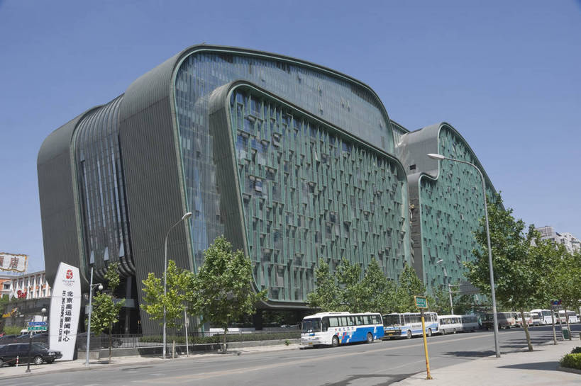 无人,摄影师,横图,彩色,室外,白天,旅游,城市,道路,建筑,写字楼,汽车,中国,亚洲,楼群,建筑物,树木,现代化,白云,风景,蓝天,阳光,绿地,经济,晴天,市区,摄像师,商业,高层建筑,北京奥运新闻中心,bj174