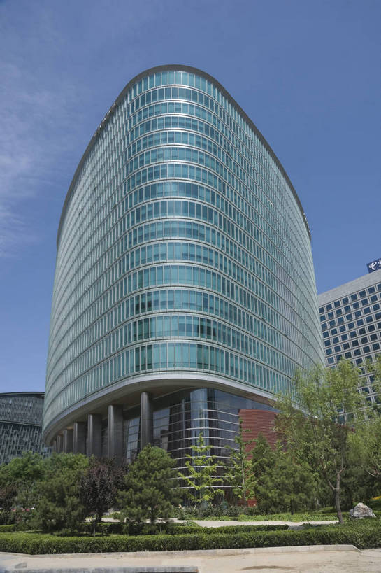 无人,摄影师,竖图,彩色,室外,白天,旅游,城市,建筑,写字楼,中国,亚洲,楼群,建筑物,树木,现代化,白云,风景,蓝天,阳光,绿地,经济,晴天,市区,摄像师,商业,高层建筑,北京奥运新闻中心,bj174