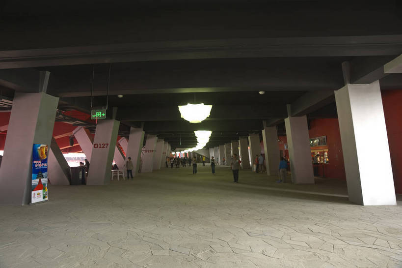 摄影师,体育馆,横图,彩色,室外,白天,锻炼,旅游,快乐,比赛,运动,竞争,城市,建筑,中国,亚洲,行人,鸟巢,娱乐,现代化,风景,阳光,休闲,奥林匹克,奥运,晴天,体育运动,摄像师,奥运场馆,体育,健身,奥运会,奥林匹克运动,北京奥运会,标志性建筑,2008年北京奥运会,bj174