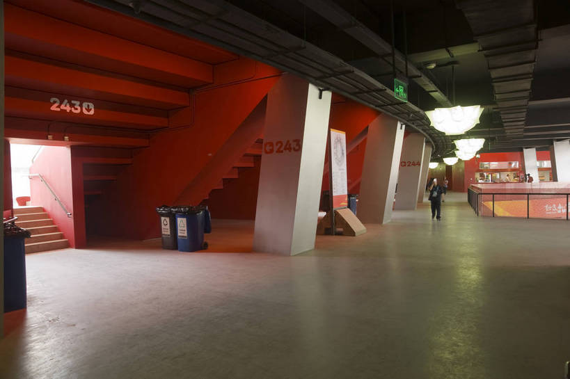 摄影师,体育馆,横图,彩色,室外,白天,锻炼,旅游,快乐,比赛,运动,竞争,城市,建筑,中国,亚洲,行人,鸟巢,娱乐,现代化,风景,阳光,休闲,奥林匹克,奥运,晴天,体育运动,摄像师,奥运场馆,体育,健身,奥运会,奥林匹克运动,北京奥运会,标志性建筑,2008年北京奥运会,bj174