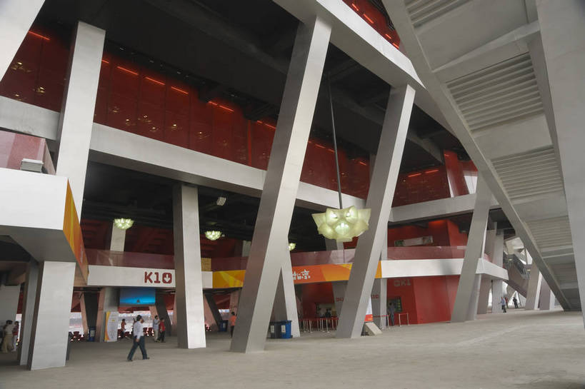 摄影师,体育馆,横图,彩色,室外,白天,锻炼,旅游,快乐,比赛,运动,竞争,城市,建筑,中国,亚洲,行人,鸟巢,娱乐,现代化,风景,阳光,休闲,奥林匹克,奥运,晴天,体育运动,摄像师,奥运场馆,体育,健身,奥运会,奥林匹克运动,北京奥运会,标志性建筑,2008年北京奥运会,bj174