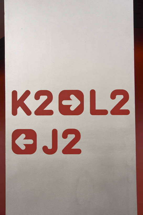 摄影师,竖图,彩色,锻炼,快乐,比赛,运动,竞争,路标,鸟巢,数字,字母,娱乐,红色,休闲,奥林匹克,奥运,体育运动,摄像师,奥运场馆,方便,体育,健身,奥运会,奥林匹克运动,北京奥运会,2008年北京奥运会,bj174