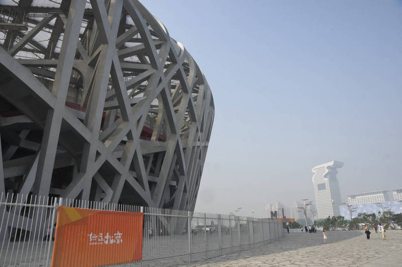 摄影师,横图,彩色,室外,白天,仰视,旅游,城市,建筑,北京,中国,亚洲,游人,局部,壮观,结构,鸟巢,体育场,东方,现代化,风景,天,安静,规划,雄伟,摄像师,发展,国家体育场,奥运场馆,气势,独特,进步,发达,旅行,奥运会,bj174