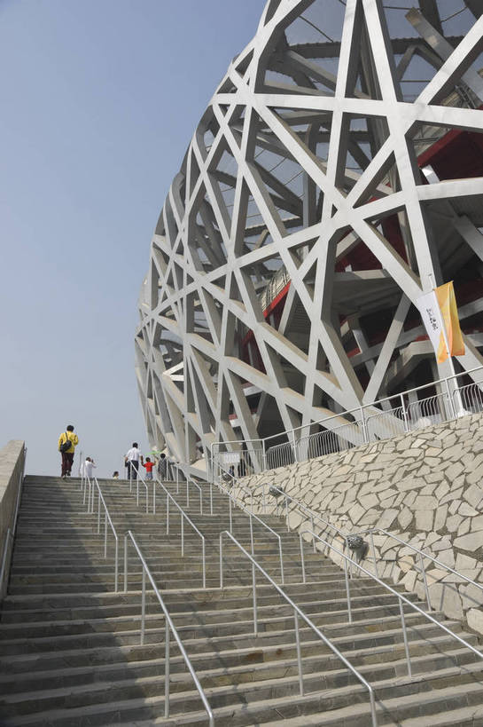 摄影师,竖图,彩色,室外,白天,仰视,旅游,城市,建筑,北京,中国,亚洲,游人,局部,壮观,结构,鸟巢,体育场,东方,台阶,现代化,风景,天,安静,规划,雄伟,摄像师,发展,国家体育场,奥运场馆,气势,独特,进步,发达,旅行,前卫,奥运会,bj174