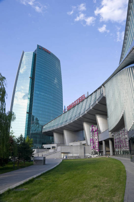 无人,摄影师,竖图,彩色,室外,白天,仰视,旅游,草坪,城市,大厦,建筑,摩天大楼,写字楼,北京,中国,亚洲,壮观,楼群,东方,现代化,白云,风景,蓝天,安静,规划,经济,雄伟,摄像师,发展,中关村,气势,进步,发达,旅行,高层建筑,bj174