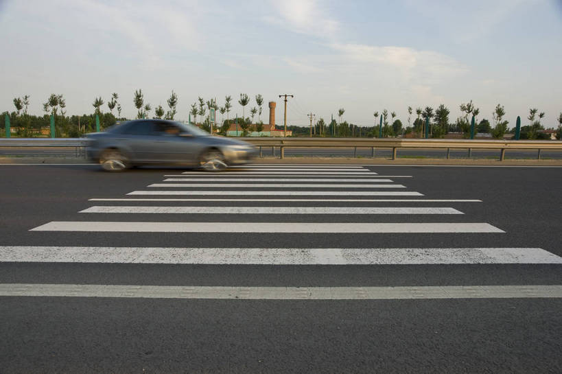 无人,摄影师,横图,彩色,室外,白天,道路,高速公路,路,公路,车辆,交通,树木,现代化,白云,蓝天,摄影,晴天,空旷,平坦,防护林,摄像师,斑马线,马路,高等级公路,bj174