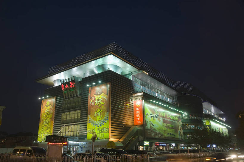 无人,摄影师,横图,彩色,室外,仰视,城市,大厦,霓虹灯,商场,夜景,北京,中国,亚洲,广告牌,车辆,东方,现代化,气派,摄影,摄像师,灯火辉煌,旅行,高层建筑,购物中心,建国门外大街,秀水街,bj174