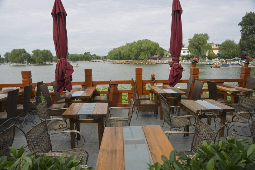 无人,摄影师,酒吧,横图,彩色,室外,白天,植物,桌子,城市,椅子,北京,中国,亚洲,遮阳伞,历史,文化,什刹海,东方,人工湖,摄影,宁静,优美,文明,闲适,悠闲,惬意,摄像师,祥和,旅行,酒吧间,酒馆,bj174