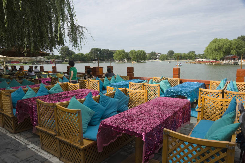 摄影师,酒吧,横图,彩色,室外,白天,植物,靠垫,桌子,城市,椅子,北京,中国,亚洲,游客,历史,文化,什刹海,东方,白云,阳光,人工湖,摄影,晴天,宁静,文明,闲适,悠闲,惬意,摄像师,祥和,旅行,酒吧间,酒馆,bj174