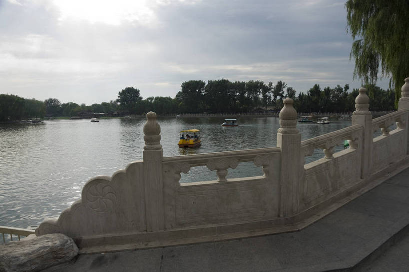 划船,摄影师,横图,彩色,室外,白天,城市,北京,中国,亚洲,游客,云,历史,文化,什刹海,护栏,东方,游船,树木,人工湖,摄影,优美,文明,闲适,悠闲,惬意,摄像师,心旷神怡,荡舟,祥和,旅行,bj174