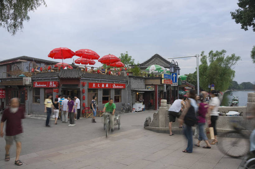 摄影师,酒吧,横图,彩色,室外,白天,仰视,城市,建筑,北京,中国,亚洲,游客,繁华,遮阳伞,古典,历史,文化,什刹海,东方,树木,享受,摄影,热闹,文明,闲适,悠闲,惬意,摄像师,旅行,bj174